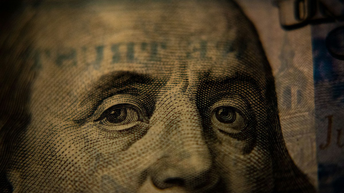 Stablecoins Explained: Why a Digital Dollar Is Not the Same as Cash in the Bank Stablecoins Explained: Why a Digital Dollar Is Not the Same as Cash in the Bank